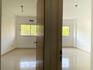 Venta Departamento -Semipisos 3  ambientes a estrenar con cochera descubierta - Plaza Irlanda