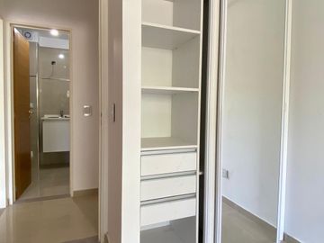 Venta Departamento -Semipisos 3  ambientes a estrenar con cochera descubierta - Plaza Irlanda