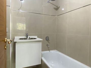 Venta Departamento -Semipisos 3  ambientes a estrenar con cochera descubierta - Plaza Irlanda