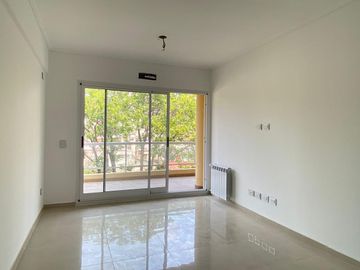Venta Departamento -Semipisos 3  ambientes a estrenar con cochera descubierta - Plaza Irlanda