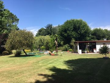 CASA EN VENTA CON EXCEPCIONAL PARQUE Y UBICACION EN CLUB DE CAMPO EL MORO, MARCOS PAZ