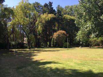 CASA EN VENTA CON EXCEPCIONAL PARQUE Y UBICACION EN CLUB DE CAMPO EL MORO, MARCOS PAZ