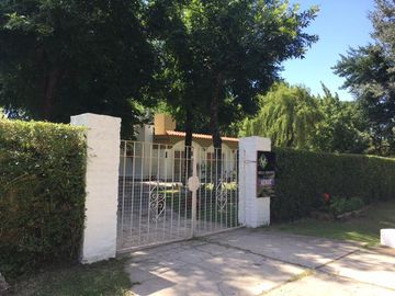 CASA EN VENTA CON EXCEPCIONAL PARQUE Y UBICACION EN CLUB DE CAMPO EL MORO, MARCOS PAZ