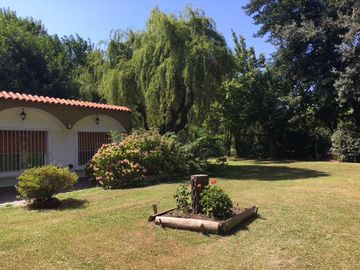 CASA EN VENTA CON EXCEPCIONAL PARQUE Y UBICACION EN CLUB DE CAMPO EL MORO, MARCOS PAZ