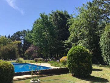 CASA EN VENTA CON EXCEPCIONAL PARQUE Y UBICACION EN CLUB DE CAMPO EL MORO, MARCOS PAZ