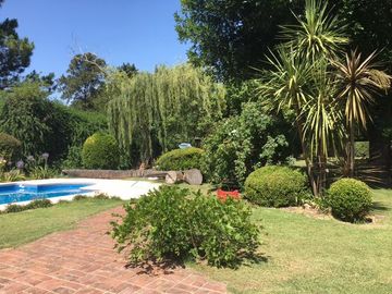 CASA EN VENTA CON EXCEPCIONAL PARQUE Y UBICACION EN CLUB DE CAMPO EL MORO, MARCOS PAZ