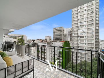 Departamento de 5 ambientes luminoso con balcón y cochera en Avenida Alvear, Recoleta.