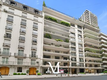Departamento de 5 ambientes luminoso con balcón y cochera en Avenida Alvear, Recoleta.