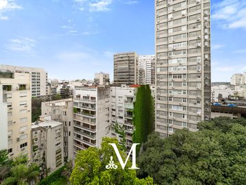 Departamento de 5 ambientes luminoso con balcón y cochera en Avenida Alvear, Recoleta.
