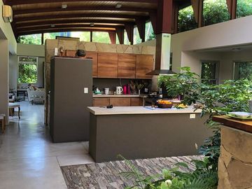 Casa 4 Ambientes en Lote de 2100 m2 Barrio Semicerrado - El Cortijo