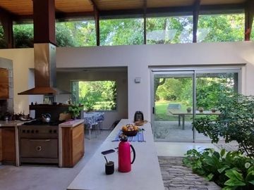 Casa 4 Ambientes en Lote de 2100 m2 Barrio Semicerrado - El Cortijo