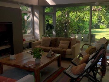 Casa 4 Ambientes en Lote de 2100 m2 Barrio Semicerrado - El Cortijo