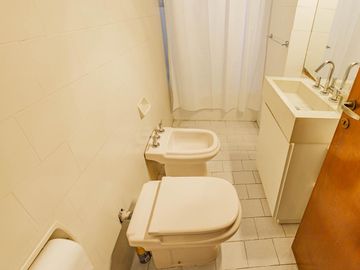 Departamento de 3 dormitorios con terraza privada en venta.