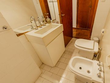 Departamento de 3 dormitorios con terraza privada en venta.