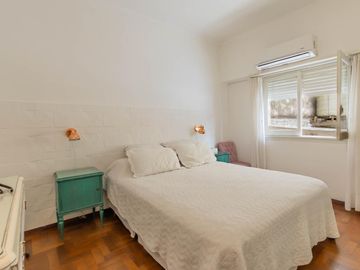 Departamento de 3 dormitorios con terraza privada en venta.