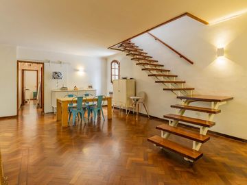 Departamento de 3 dormitorios con terraza privada en venta.