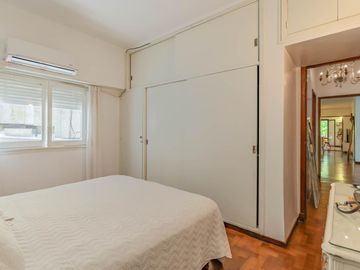 Departamento de 3 dormitorios con terraza privada en venta.