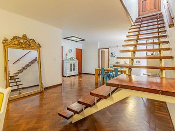 Departamento de 3 dormitorios con terraza privada en venta.