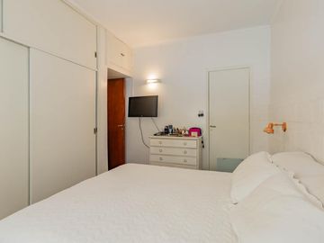 Departamento de 3 dormitorios con terraza privada en venta.
