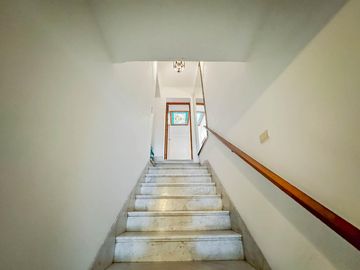 Departamento de 3 dormitorios con terraza privada en venta.