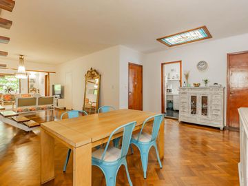 Departamento de 3 dormitorios con terraza privada en venta.