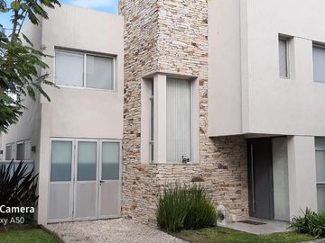 PH 4 ambientes con patio y cochera en venta- Ituzaingó Norte