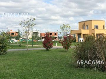 Casa en VENTA de 3 ambientes en Barrio Privado Laguna Azul - Carlos Spegazzini.