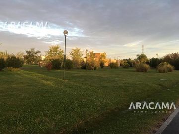 Casa en VENTA de 3 ambientes en Barrio Privado Laguna Azul - Carlos Spegazzini.