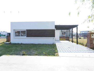 Casa en VENTA de 3 ambientes en Barrio Privado Laguna Azul - Carlos Spegazzini.