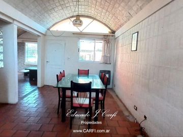 CASA EN VENTA 5 AMBIENTES - CASTELAR NORTE