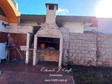 CASA EN VENTA 5 AMBIENTES - CASTELAR NORTE