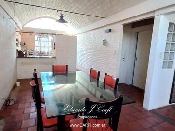 CASA EN VENTA 5 AMBIENTES - CASTELAR NORTE