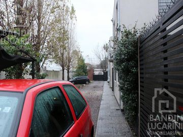 Duplex en  Venta con dos cocheras. Se escuchan propuestas.