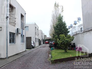 Duplex en  Venta con dos cocheras. Se escuchan propuestas.