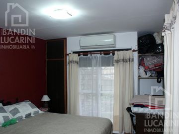 Duplex en  Venta con dos cocheras. Se escuchan propuestas.