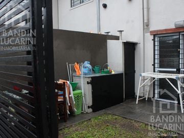 Duplex en  Venta con dos cocheras. Se escuchan propuestas.