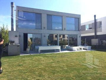 Venta - Casa 4 Ambientes, Jardín, Pileta - Los Alisos, Nordelta, Tigre
