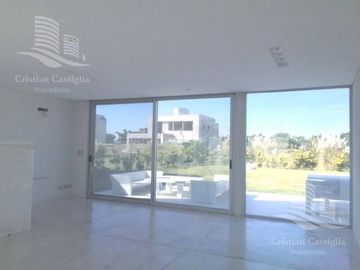 Venta - Casa 4 Ambientes, Jardín, Pileta - Los Alisos, Nordelta, Tigre