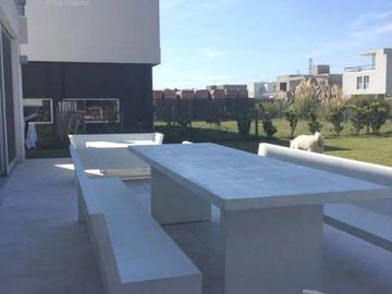 Venta - Casa 4 Ambientes, Jardín, Pileta - Los Alisos, Nordelta, Tigre
