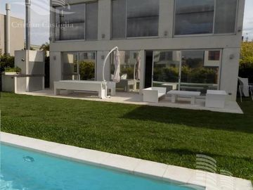 Venta - Casa 4 Ambientes, Jardín, Pileta - Los Alisos, Nordelta, Tigre