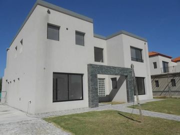 CASA EN VENTA EN HARAS SANTA MARIA – MAROTO PROPIEDADES
