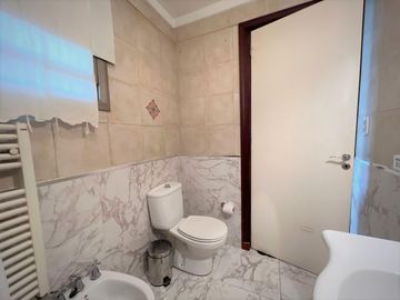 Venta. Casa. 5 ambientes. 2 cocheras. Suite. 4 baños. Quincho. Pileta. Barracas.
