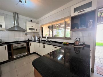 Venta. Casa. 5 ambientes. 2 cocheras. Suite. 4 baños. Quincho. Pileta. Barracas.