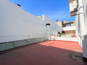 Venta. Casa. 5 ambientes. 2 cocheras. Suite. 4 baños. Quincho. Pileta. Barracas.