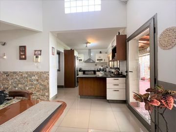 Venta. Casa. 5 ambientes. 2 cocheras. Suite. 4 baños. Quincho. Pileta. Barracas.