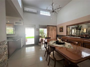 Venta. Casa. 5 ambientes. 2 cocheras. Suite. 4 baños. Quincho. Pileta. Barracas.