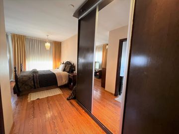 Venta. Casa. 5 ambientes. 2 cocheras. Suite. 4 baños. Quincho. Pileta. Barracas.