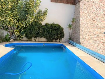 Venta. Casa. 5 ambientes. 2 cocheras. Suite. 4 baños. Quincho. Pileta. Barracas.
