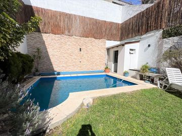 Venta. Casa. 5 ambientes. 2 cocheras. Suite. 4 baños. Quincho. Pileta. Barracas.