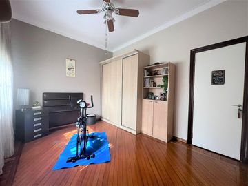 Venta. Casa. 5 ambientes. 2 cocheras. Suite. 4 baños. Quincho. Pileta. Barracas.